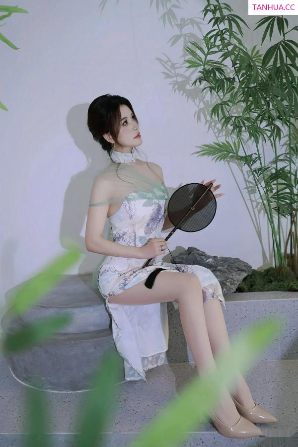   [XiuRen]高清写真图 2025.08.27 No.10694 阿依莎 浅色古风第28张图片